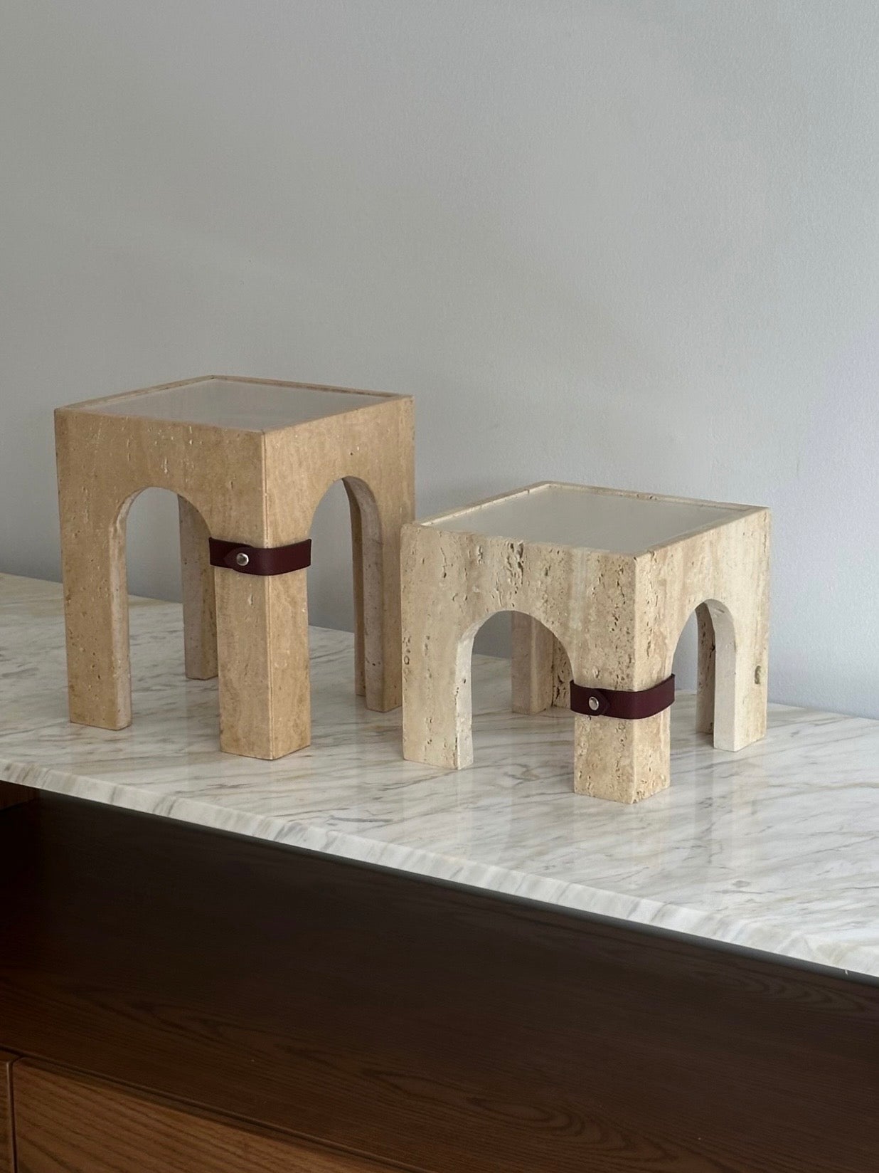GRITH STAND TRAVERTINE