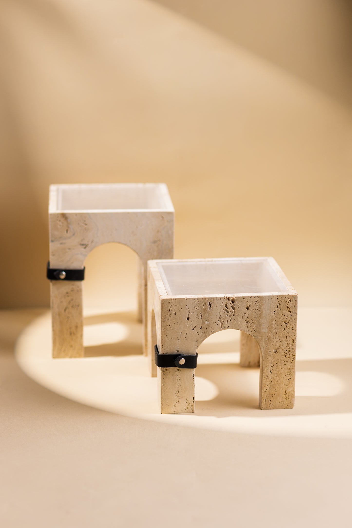 GRITH STAND TRAVERTINE
