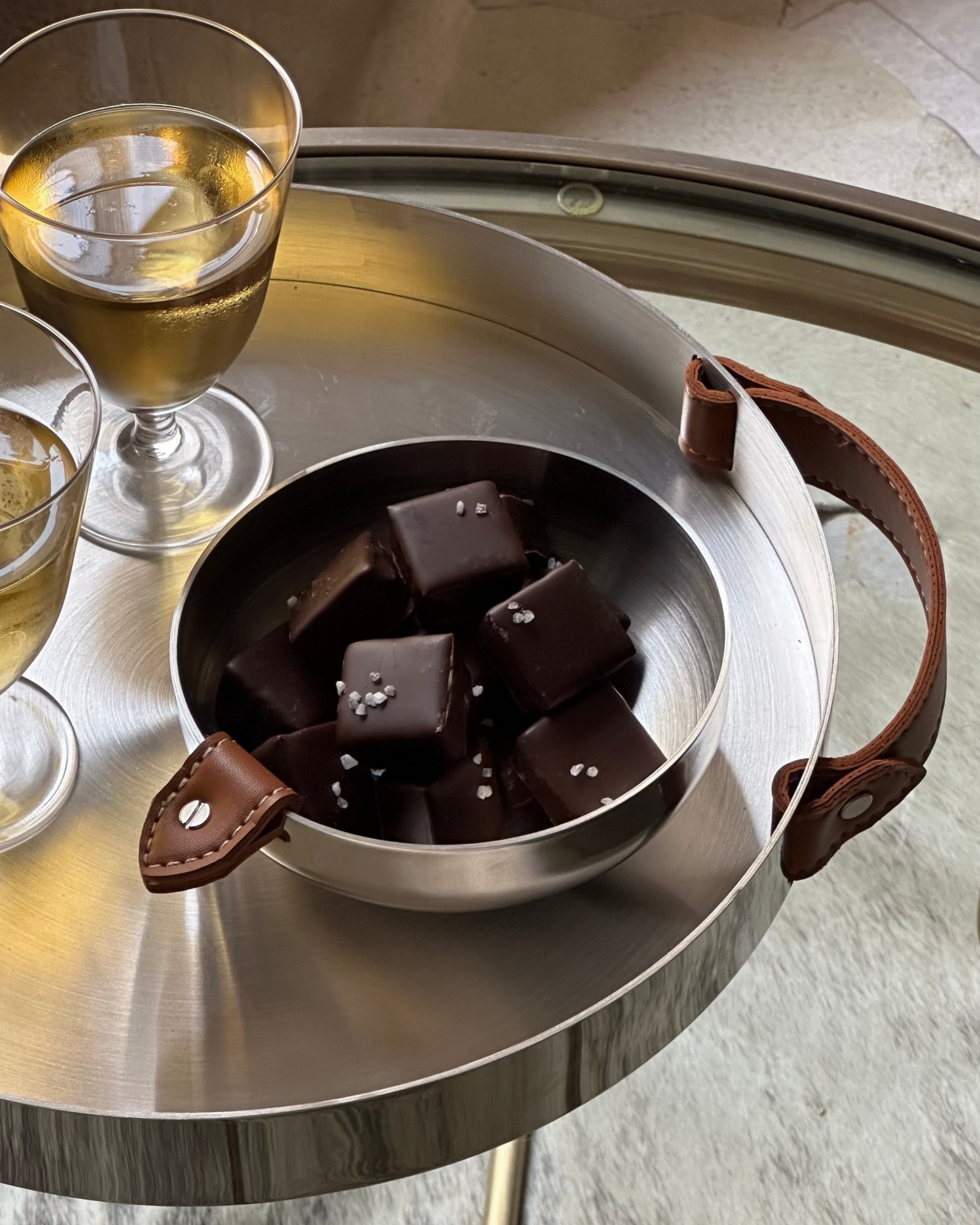 SET OF TWO SINGULAR BOWL WITH LEATHER