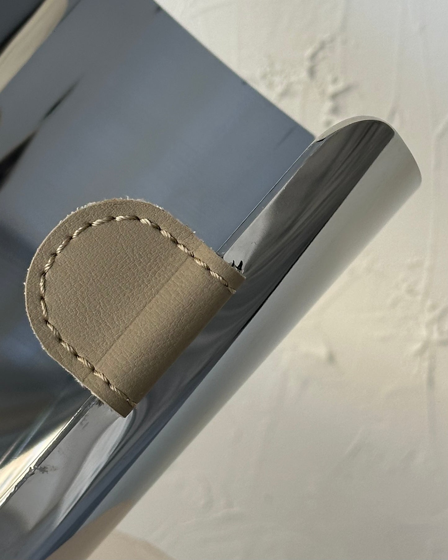 BOTTLE STAND HOLDER WITH LEATHER DETAIL