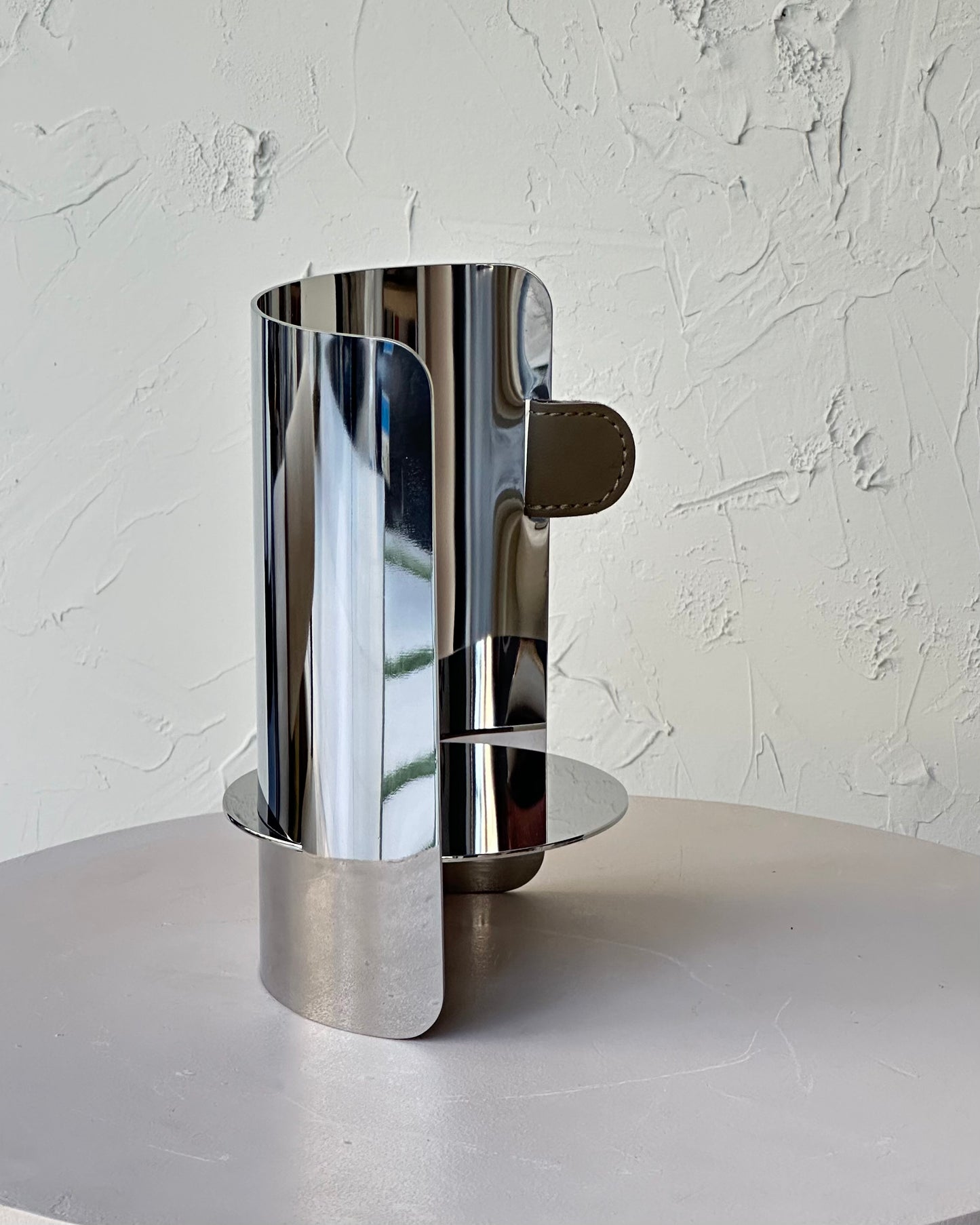 BOTTLE STAND HOLDER WITH LEATHER DETAIL